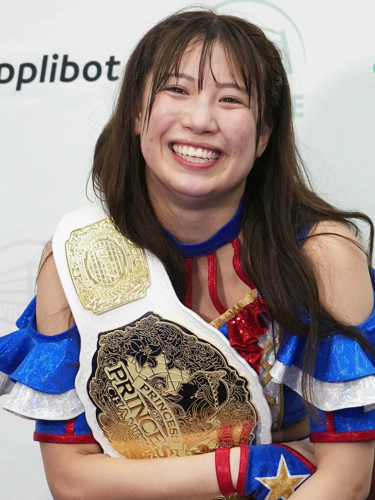 笑顔の荒井優希　©Essei Hara