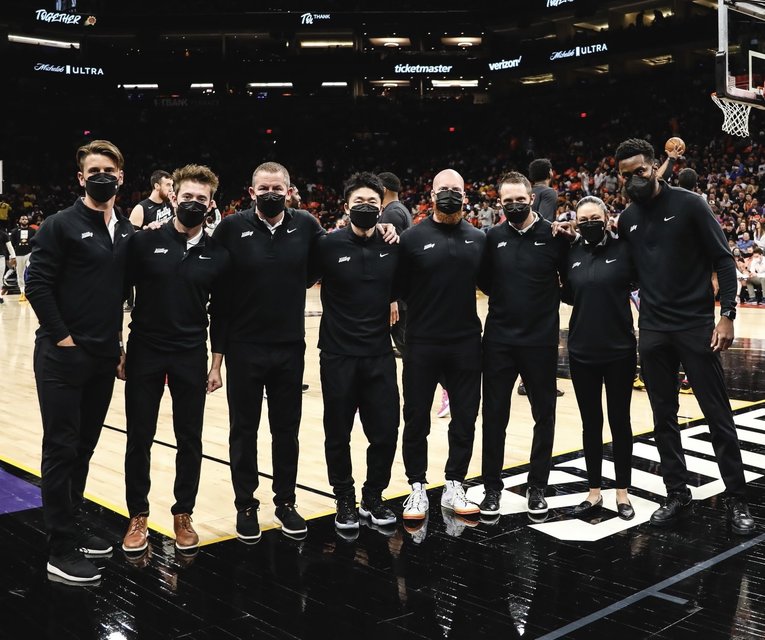 ヘルス＆パフォーマンススタッフとの集合写真　©︎Phoenix Suns Social Media 
