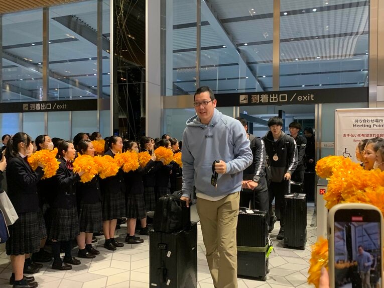 サプライズのお出迎えに山村監督も嬉しそう　©︎Noriko Yonemushi