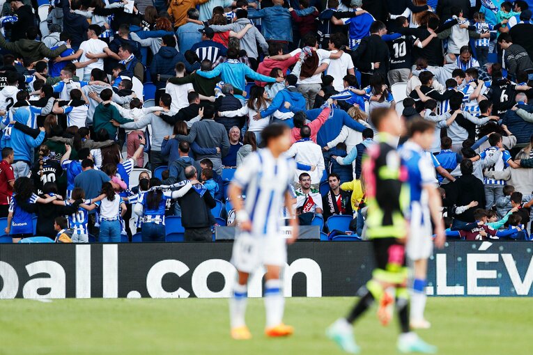 「クボはノルマル（普通）よ」辛口おばあちゃんにバルで遭遇も…カメラマンが撮った久保建英21歳の“軽快ドリブル＋母・祖母のような愛”(35)