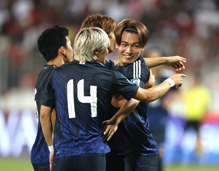 2点目を決めて祝福される上田　©JIJI PRESS