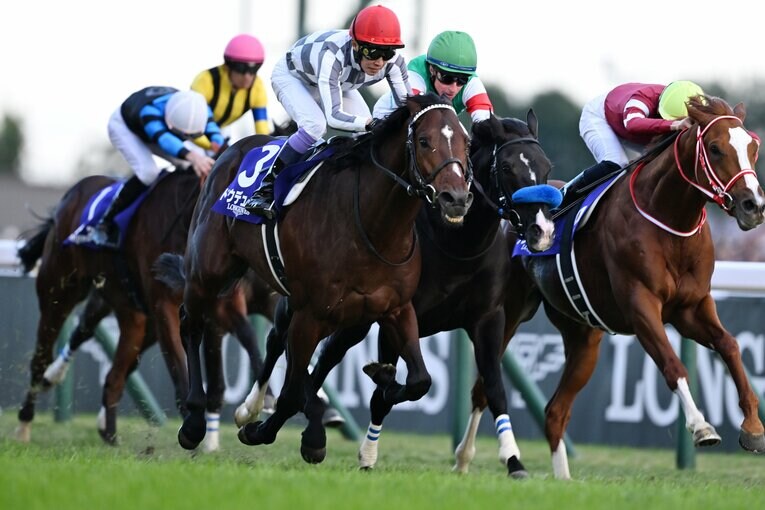 抵抗する2頭をねじ伏せたドウデュース　©Keiji Ishikawa