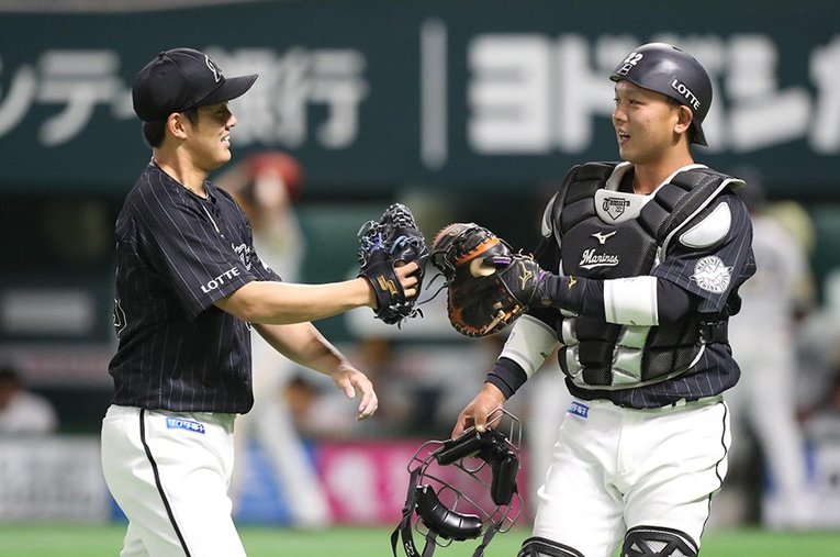 3月28日、プロ初登板となった鈴木昭汰（左）に声をかける田村龍弘。今年で27歳、今や若手投手に頼られる場面も増えてきた ／ photograph by Sankei Shimbun
