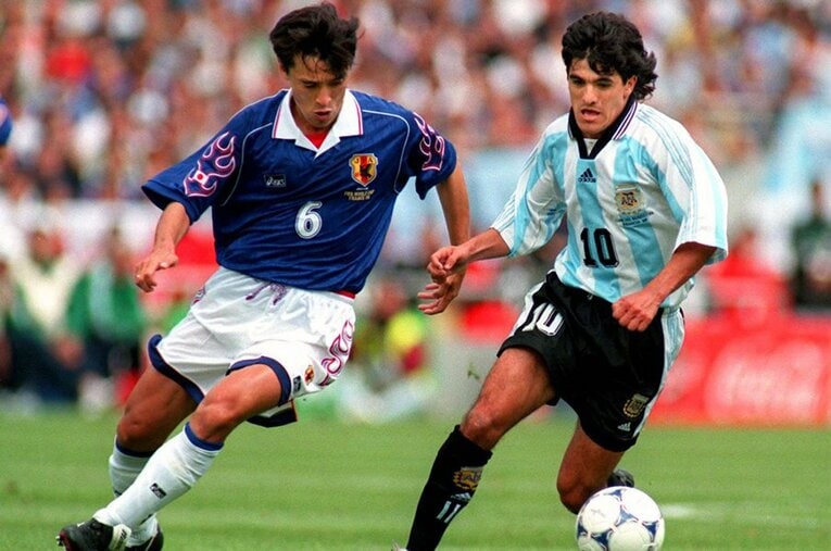 フランスW杯アルゼンチン戦でオルテガとマッチアップする山口素弘　©AFLO