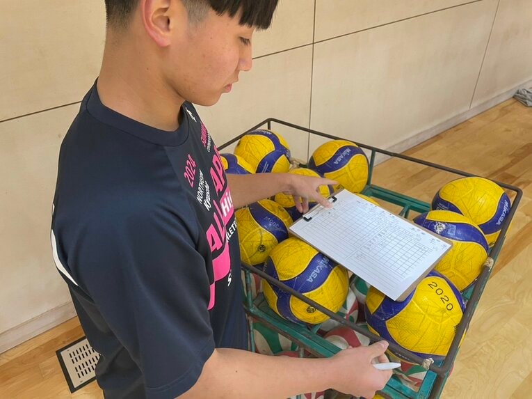 練習中、メモを欠かさない香本　©︎Yuko Tanaka