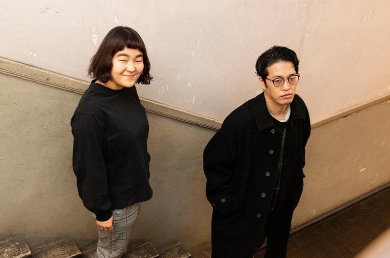 結成8年で3年ぶり3度目の決勝となったゆにばーす。川瀬名人（37歳、手前）とはら（32歳）。東京吉本所属 ／ photograph by Miki Fukano