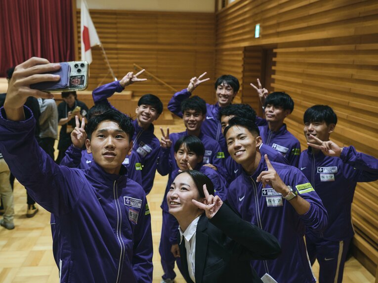 表彰式の会場では自撮りをする駒澤大チームの姿も　©Yuki Suenaga