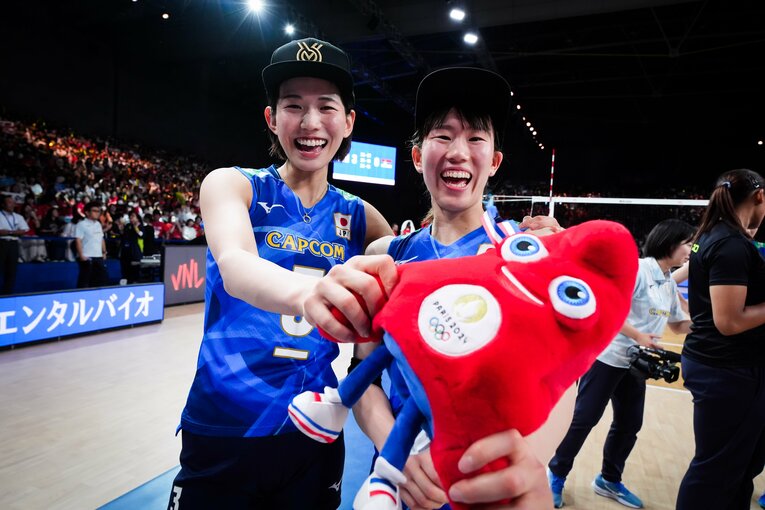 古賀紗理那、林琴奈（VNLセルビア戦）©︎Volleyball World