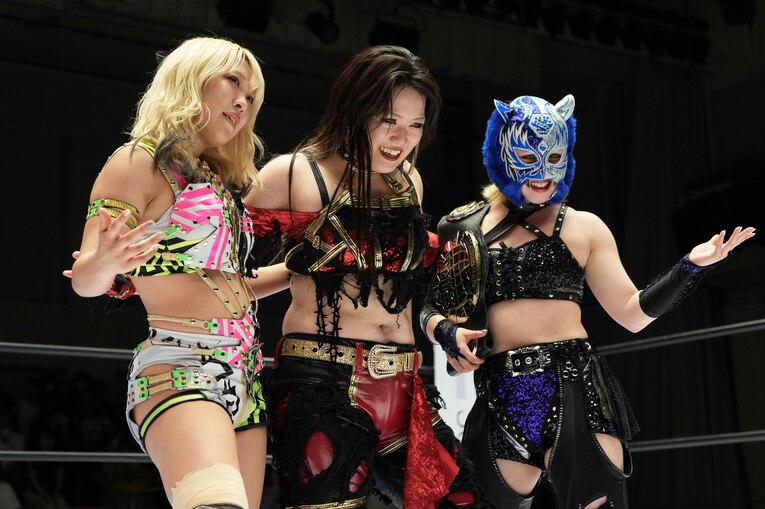 左からAZM、鈴季すず、スターライト・キッド　©Essei Hara