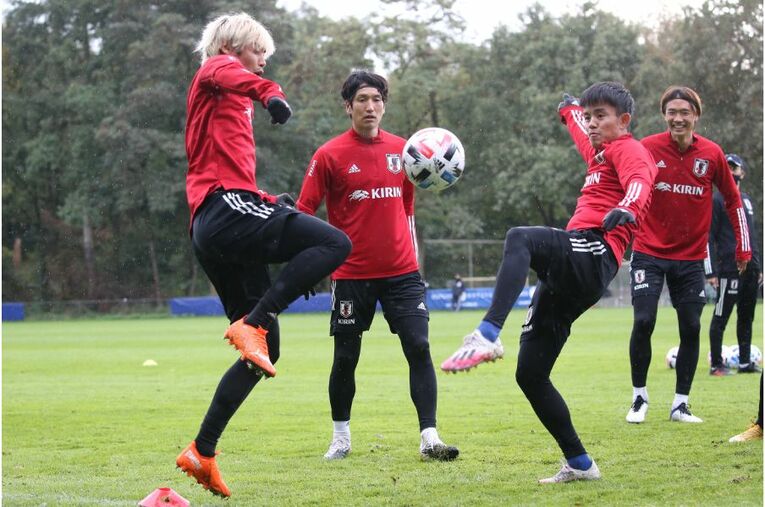 連係不足は“想定内” 19歳久保建英が森保Jで見せた「身体能力差を埋める」クレバーな技術(39) ／ photograph by JFA