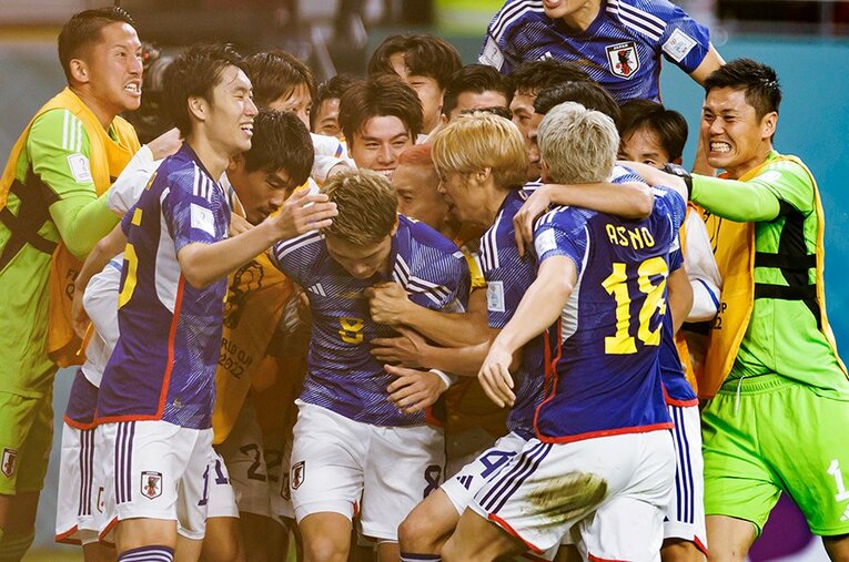 カタールW杯ドイツ戦で同点ゴールを決め、もみくちゃにされる堂安　©Kiichi Matsumoto/JMPA