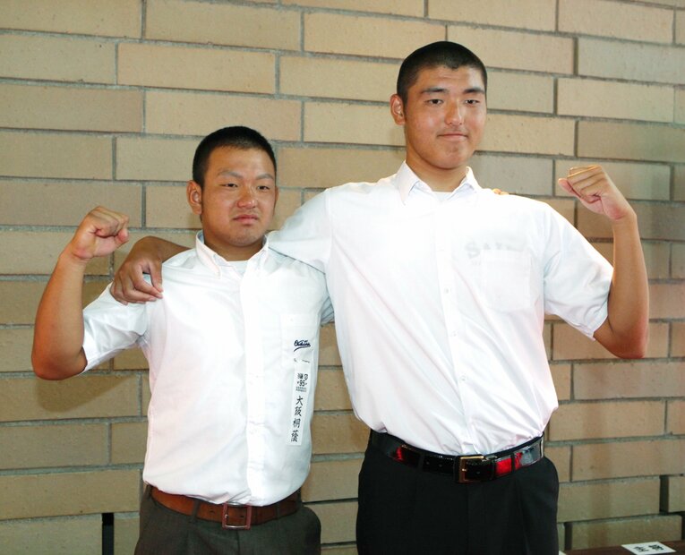 夏の組み合わせ抽選会で済美の安樂と肩を組む　©JIJI PRESS