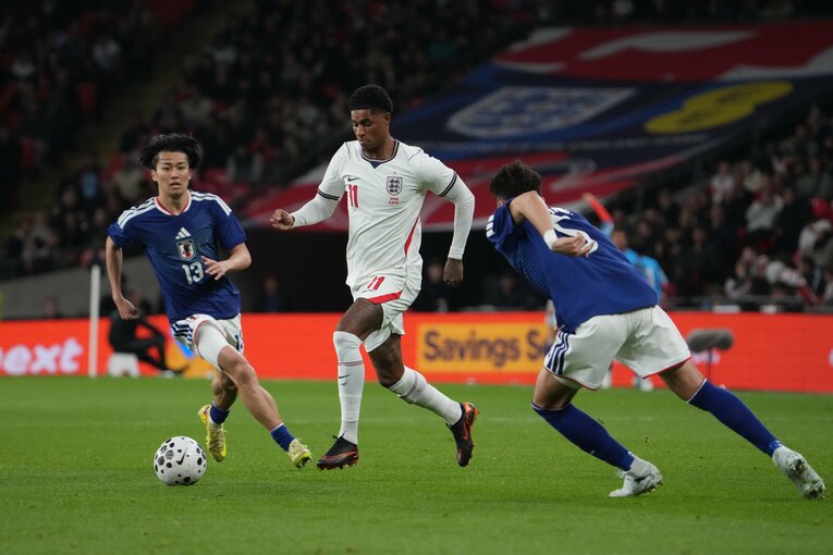 マーカス・ラッシュフォードにプレッシャーをかける渡辺剛と中村敬斗　©Masashi Hara