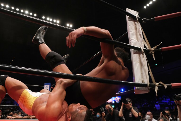 投げられながらロープを掴もうとしていた大谷。受け方として間違いではなかったという分析もある