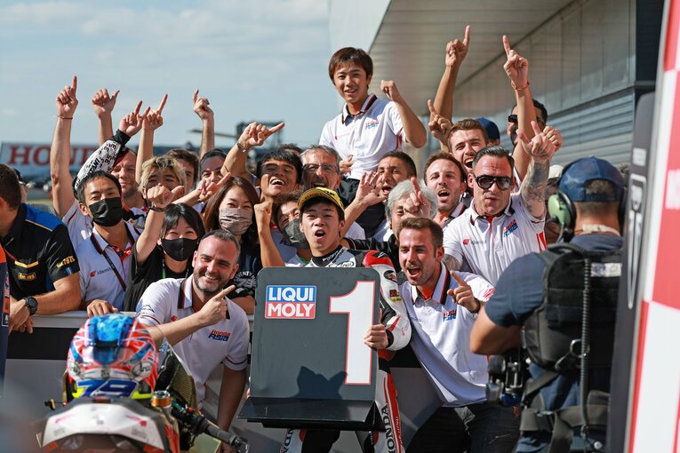 母国での勝利にチームスタッフも喜びを爆発させた　photograph by Satoshi Endo