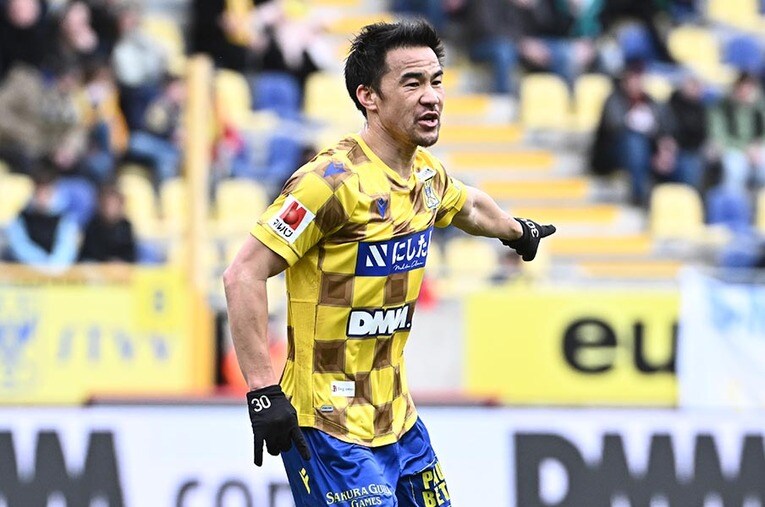 現役続行を望む岡崎慎司。一方でセカンドキャリアとして指導者もイメージしているという37歳に具体的なビジョンを聞いた。 ／ photograph by Getty Images