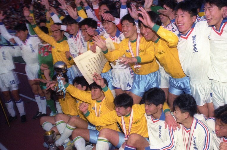 1992年の高校選手権決勝。両校優勝後の帝京高、四日市中央工高のイレブン。帝京高キャプテンは日比威だった ／ photograph by KYODO