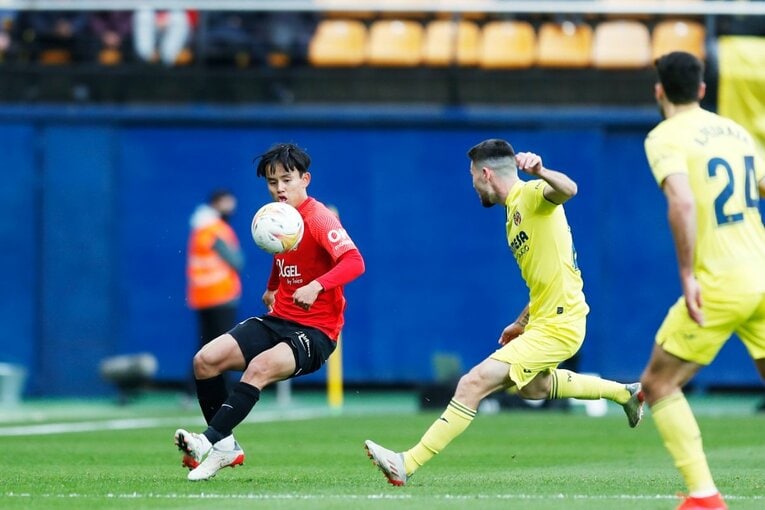 久保建英がエメリ戦術にハメられた？ “代表前の古巣ビジャレアル戦”撮影カメラマンが見た苦闘の要因〈少年ファンはユニをおねだり〉(24)