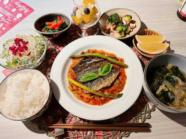 ［夜］鯖の香草焼きトマトソースをメインにしたクリスマスディナー。「試合の日程に配慮しながら、楽しみを感じてもらえるよう“行事食”は意識しています」（緒方さん提供）