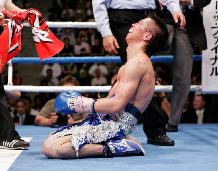 無念のTKO負けを喫し、キャンバスにヒザをつく本望信人。この試合を最後に現役を引退した　©JIJI PRESS