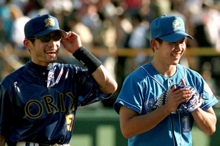 プロ1年目から16勝を挙げ最多勝投手になった松坂。写真はその1999年のオールスターで。イチローとのツーショット ／ photograph by Sankei Shimbun