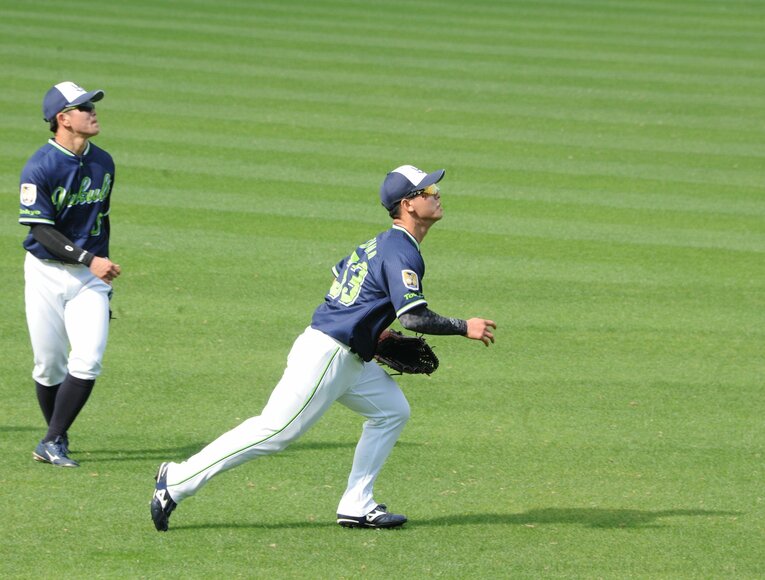 沖縄キャンプで外野の守備練習をする内山　©JIJI PRESS