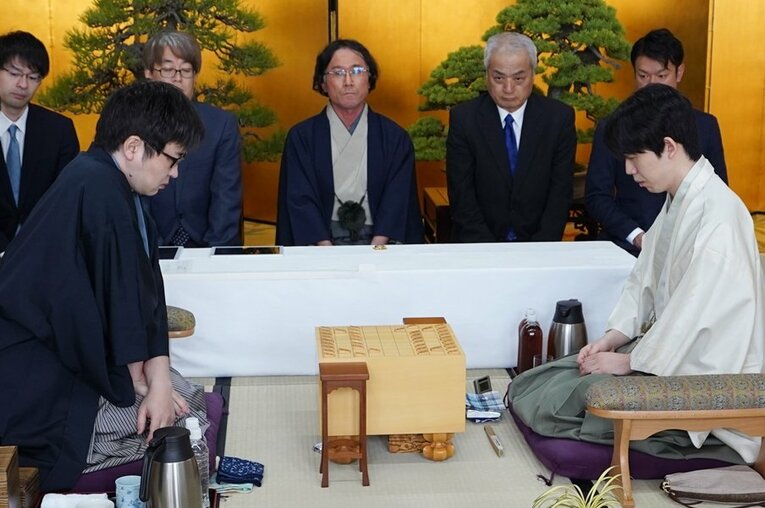 第95期・棋聖戦第1局。藤井聡太八冠に挑む山崎隆之八段は、将棋ファンからの人気も高い ／ photograph by 日本将棋連盟
