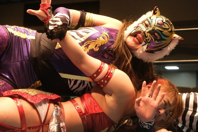 試合後“初肉声”は「悔しい」 タイガー・クイーンが6連勝も“必殺技なし”の大苦戦…好敵手たちとの“再戦”が今後のカギに？(9)