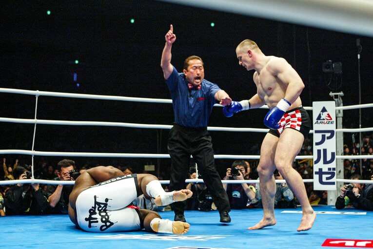 ミルコのストレートで右眼を負傷し、リング上でうずくまるボブ・サップ　©Susumu Nagao