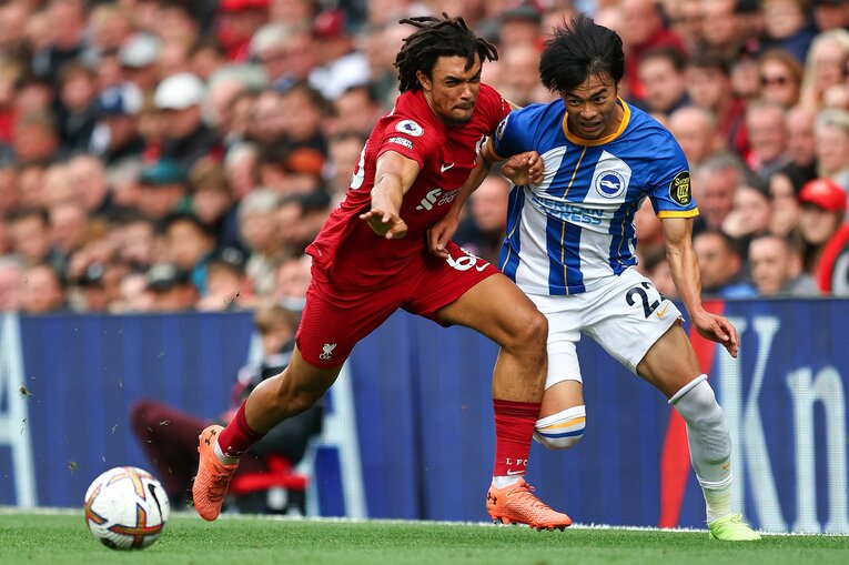 昨年10月1日のリバプール戦。途中交代で出場した三笘がイングランド代表SBアレクサンダー・アーノルドを置き去りにして、観客を驚かせた　©Getty Images