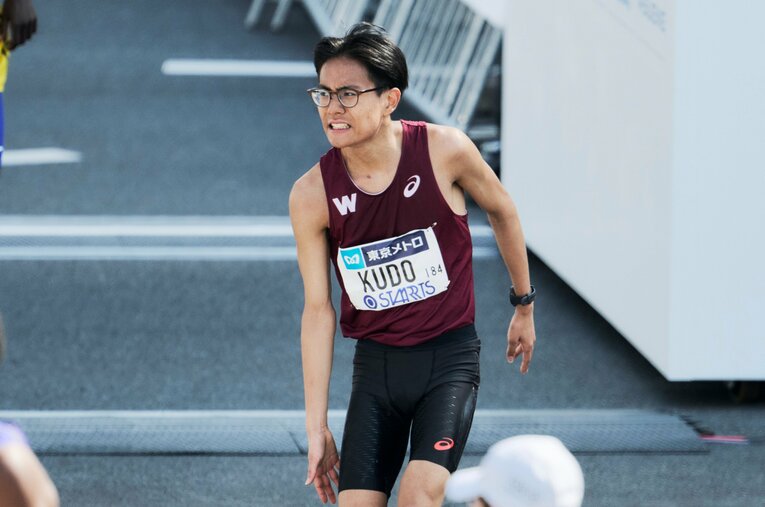 ゴール後、レース終盤から攣りはじめたふくらはぎを気にする工藤　©Yuki Suenaga