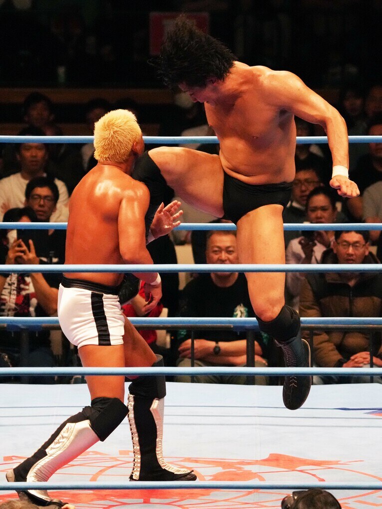 安齊勇馬のジャンピングニーパッド　©Essei Hara