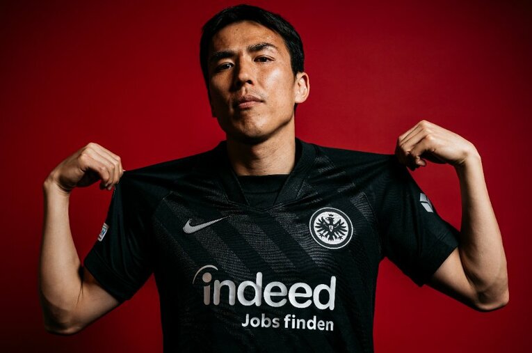 フランクフルトのEL制覇に貢献した長谷部誠38歳。クラブと“異例の契約”を結んだ彼が見据える将来とは。 ／ photograph by Getty Images