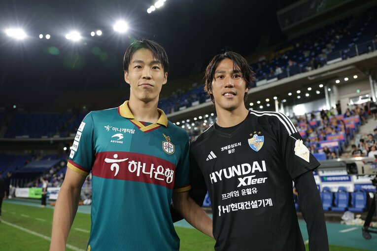 日本人同士の対戦となった23年9月の大田戦後、石田雅俊（左）とツーショット　©FA photos