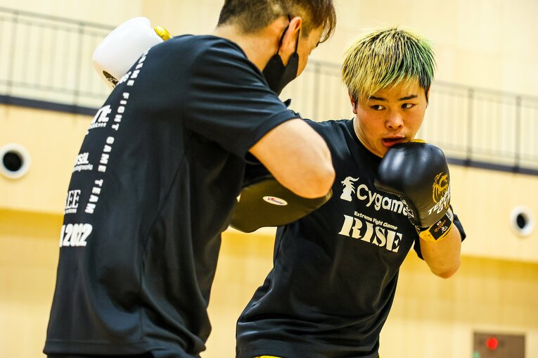 葛西裕一氏の構えるミットにパンチを打ち込む那須川天心　©Susumu Nagao