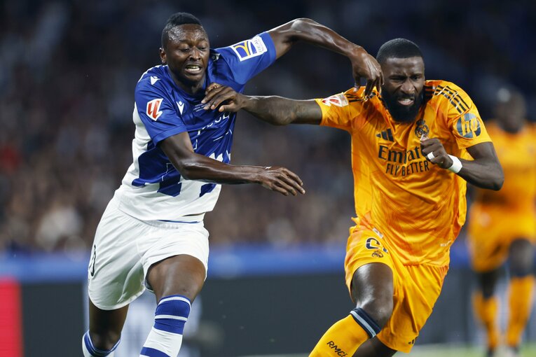 巨体同士のぶつかり合いは迫力があった　©Daisuke Nakashima