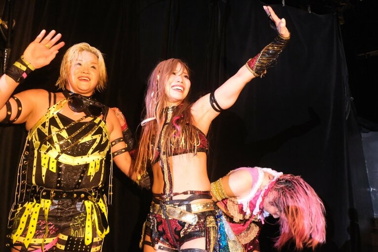 笑顔で退場するKAIRIと高橋。隣でお辞儀する細川にとっても、大きな経験だった　©Norihiro Hashimoto