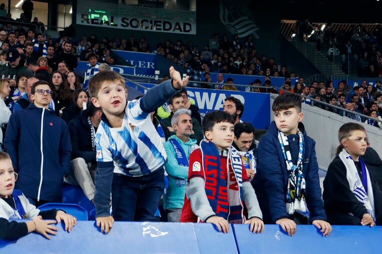 最前列の子供サポーターからも久保への声援が飛んでいた　©Daisuke Nakashima