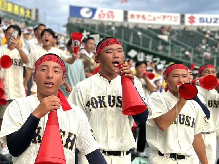 時代は変われど…「九州男児」「愛と正義」などハチマキは健在！　©Yukiko Umetsu