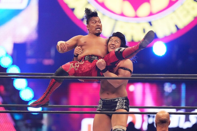 鷹木信悟を持ち上げる竹下幸之介　©Essei Hara