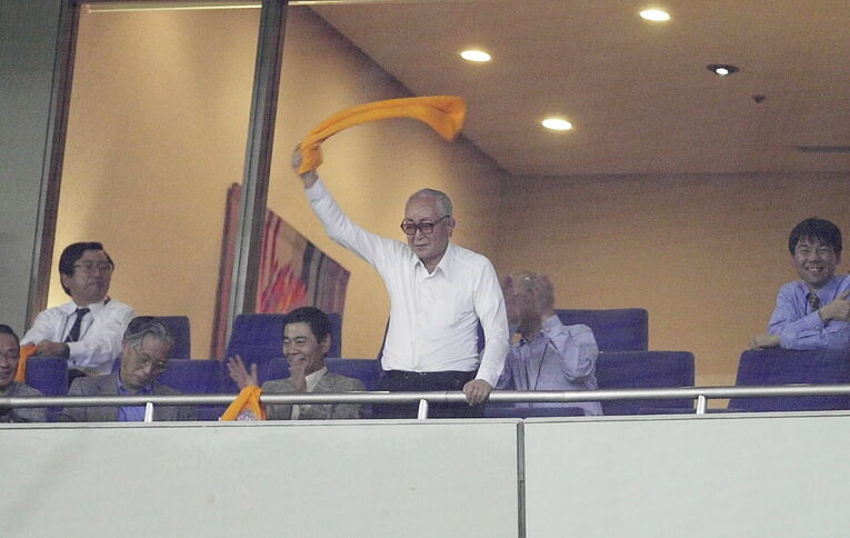 2000年、巨人の日本一が決まった試合を観戦中、ＶＩＰ席でタオルを振って喜ぶ巨人の渡辺恒雄オーナー　©JIJI PRESS