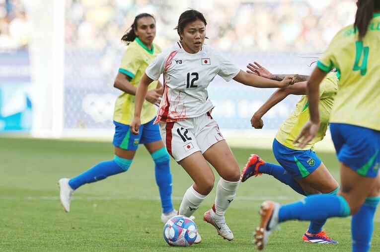 力強いボール奪取から魔法のようなゴラッソを決めた谷川（全14枚中の3枚目）　©Mutsu Kawamori