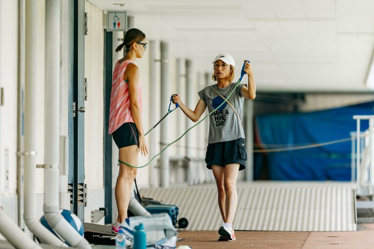 高橋を指導する醍醐コーチ。近年はフィジカル面の向上が顕著だという（2024年8月撮影）　©Kiichi Matsumoto