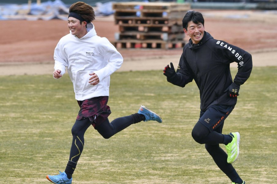 「タイプが全く違う選手と一緒にやることで…」大瀬良大地と森下暢仁、カープの2人のエースが“異例の合同自主トレ”に踏み切ったワケ<Number Web> photograph by KYODO