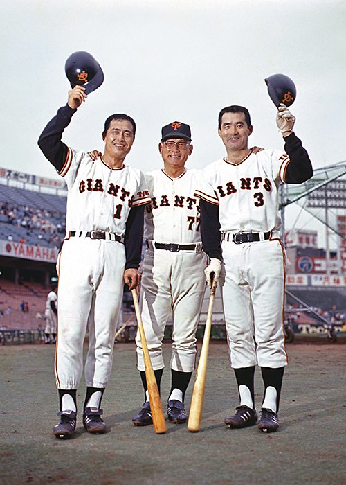笑顔の三番・王、監督・川上、四番・長嶋。V9を達成した翌'74年に後楽園球場で撮影
