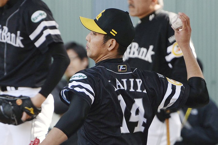 サファテ離脱で5年目ドラ1の出番。馬原孝浩の14番を継ぐ加治屋蓮。<Number Web> photograph by Kyodo News