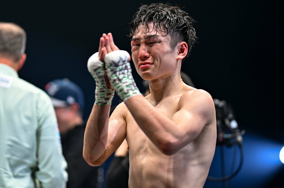 プロボクシング・寺地拳四朗チャンピオンの直筆サイン入り写真とフォトスタンド プロボクシング・寺地拳四朗チャンピオンの直筆サイン入り写真とフォト