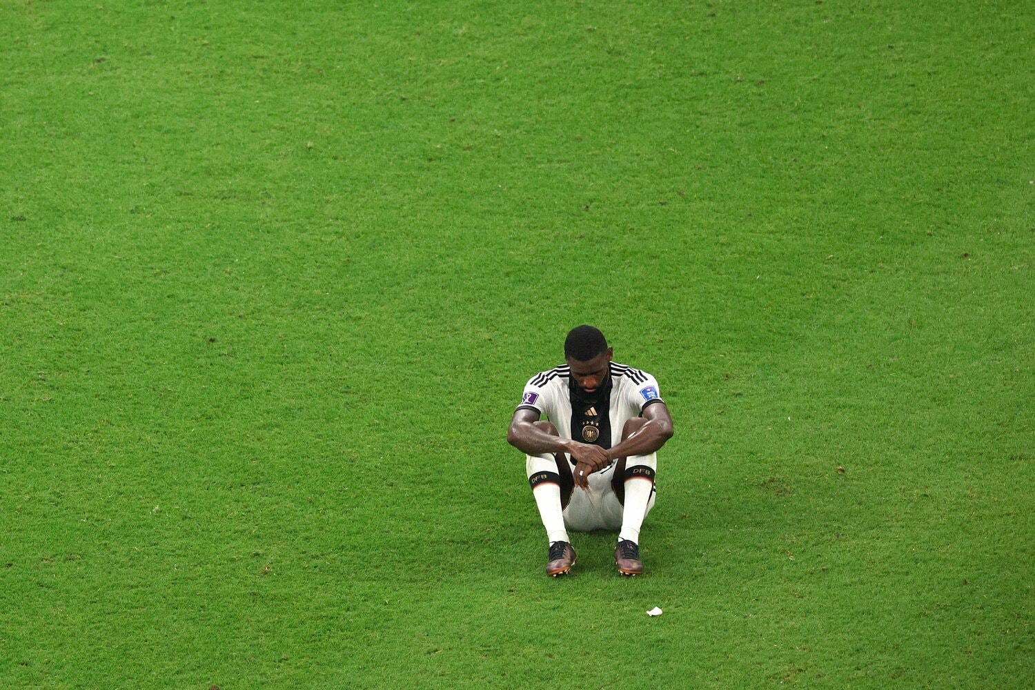 終了のホイッスルを聞き、座り込むリュディガー　©Getty Images