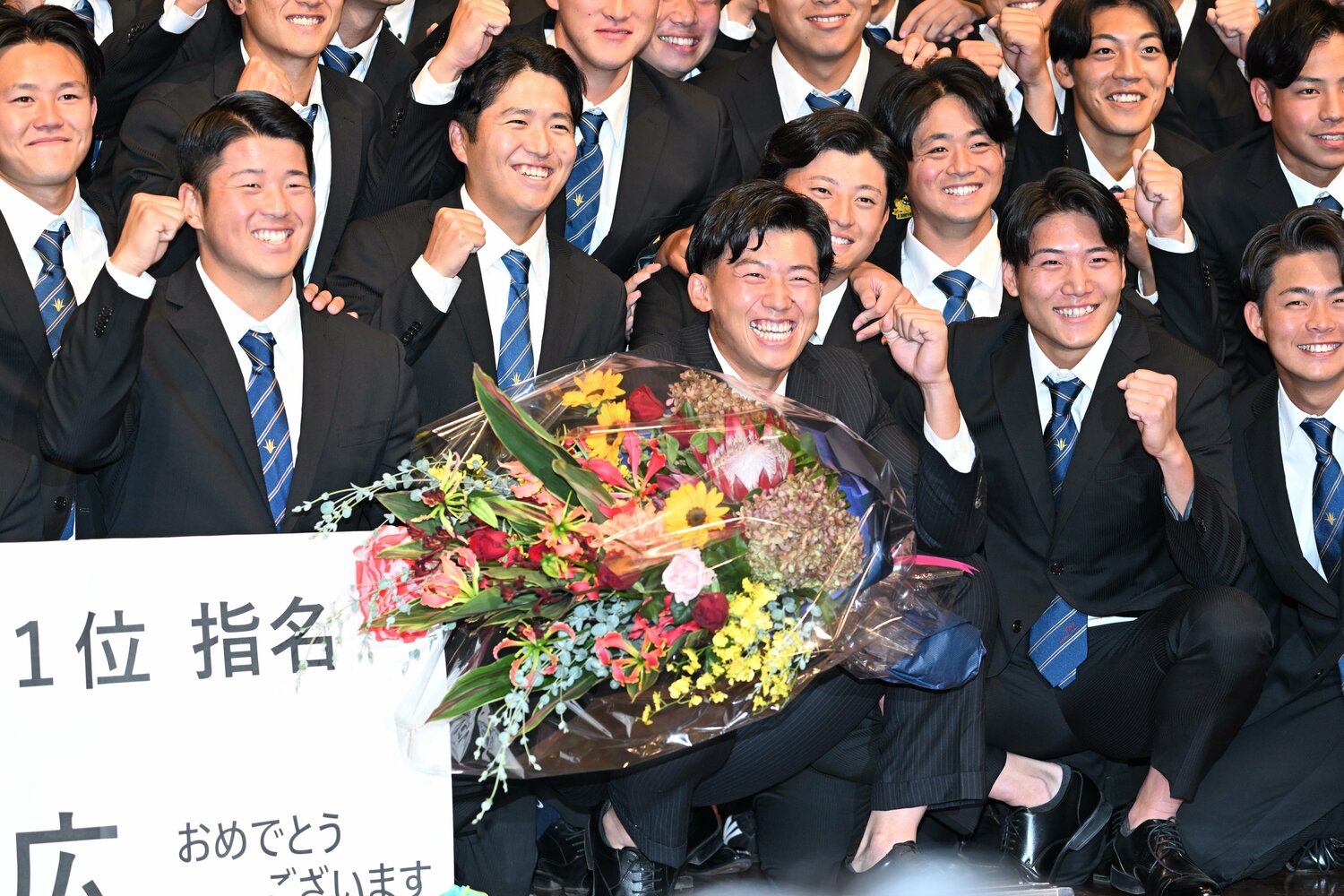 仲間たちに祝福され、笑顔の立石正広。どんなプロ野球人生を歩むのか　©︎Keiji Ishikawa