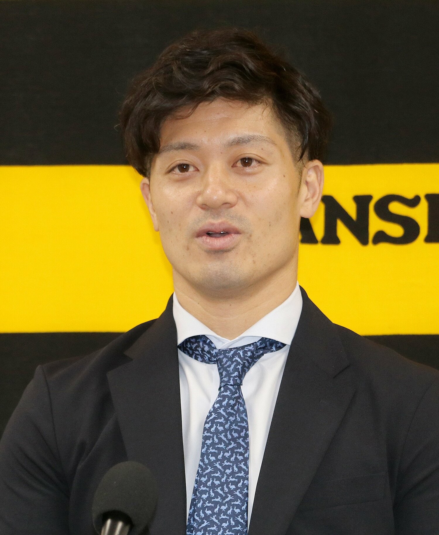 契約公開後もシビアな表情を浮かべる阪神・坂本誠志郎　©️JIJI PRESS